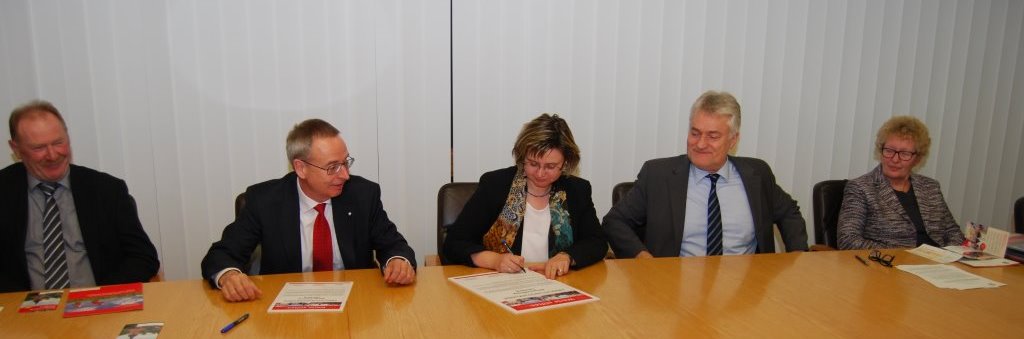  Unterzeichnung der Gründungsurkunde im Rathaus der Gemeinde Lehrberg